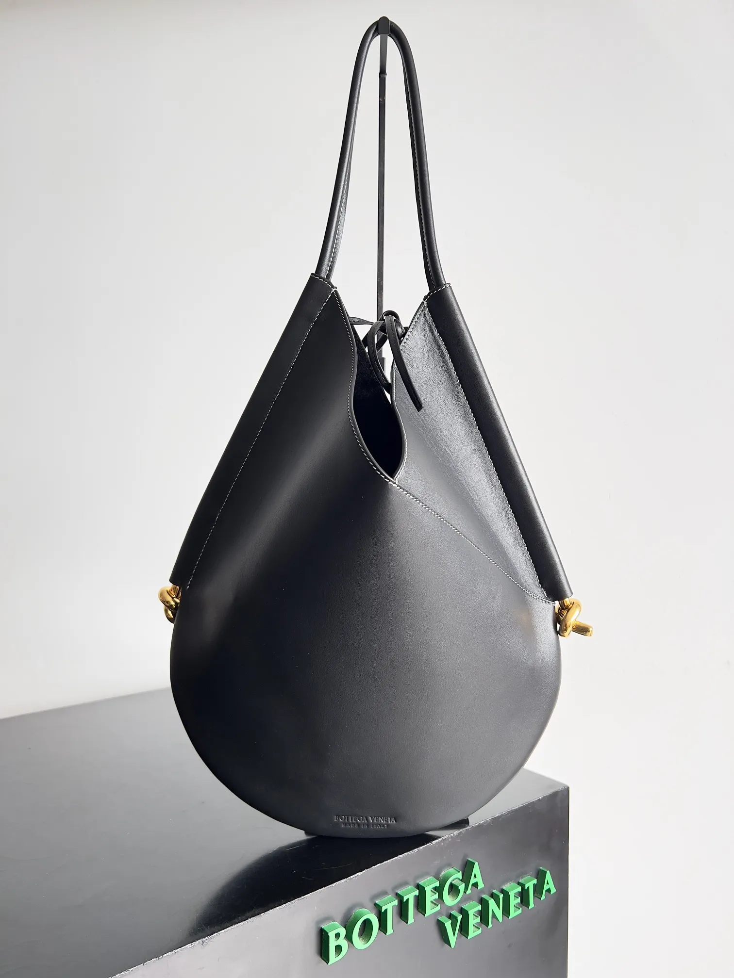 Batch 2060 BOTTEGA VENETA's new medium-sized SOLSTICE shoulder bag for women, B Art Aesthetics II is extremely simple and time aesthetics. Bottega Veneta Solstice. Pays tribute to the infinity of time and nature. It uses the iconic intrecciato leather weaving process and Knot elements to tell the perfect integration of time, astronomy, design language, humanity and craftsmanship, presenting a fashion full of story-telling. Style number: 794999 Size: 44*37*2cm